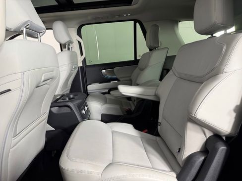 Used 2025 Ford Expedition Platinum AWD/4WD image 28