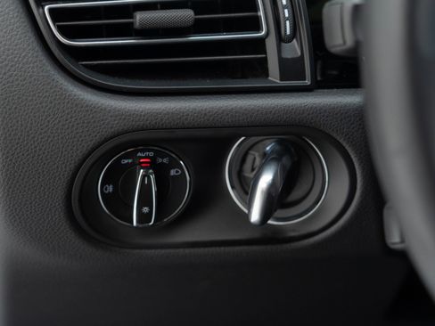 Certified 2025 Porsche Macan image 28