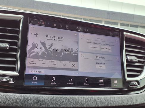 Used 2023 Chrysler Pacifica Touring-L FWD image 4