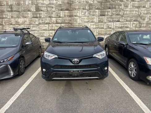 Used 2017 Toyota RAV4 SE image 2
