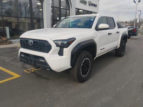 Used 2024 Toyota Tacoma TRD Off-Road image 4