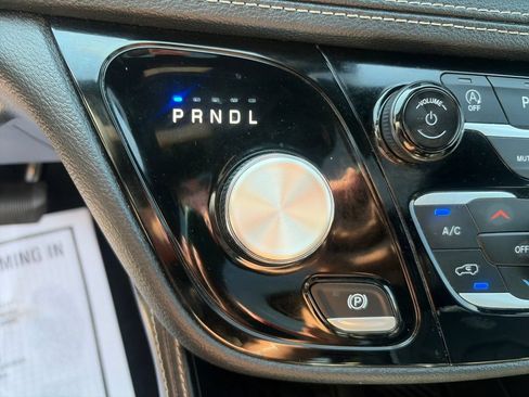 Used 2025 Chrysler Pacifica Limited FWD image 25