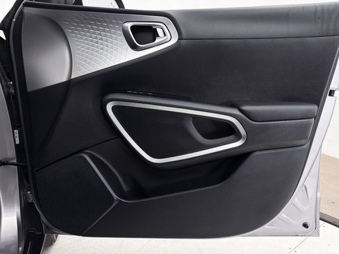 Used 2023 Kia Soul LX w/ LX Technology Package FWD image 21