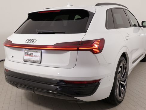 Used 2024 Audi Q8 e-tron Premium Plus w/ Premium Plus Package image 12