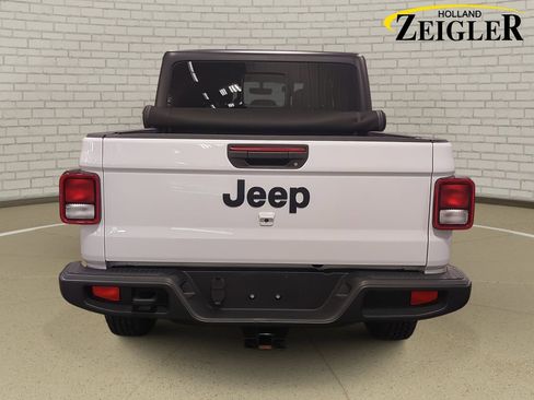 Used 2022 Jeep Gladiator Sport image 6