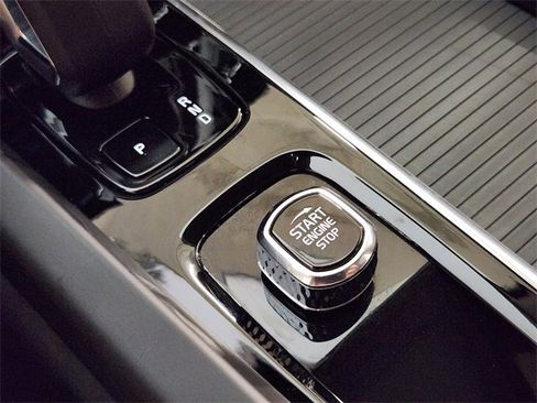 Used 2025 Volvo XC60 B5 Core image 21