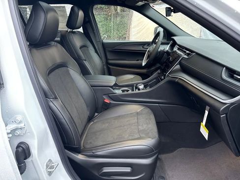 New 2025 Jeep Grand Cherokee L Altitude image 9