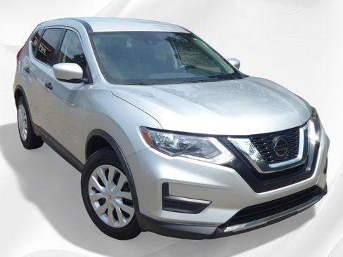 Used 2020 Nissan Rogue S image 2