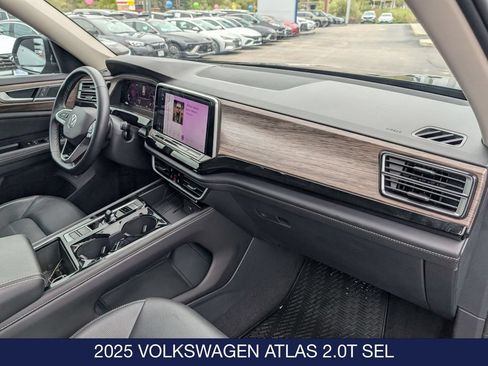 Used 2025 Volkswagen Atlas SEL AWD/4WD image 35