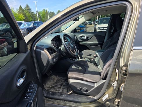Used 2015 Jeep Cherokee Latitude w/ Comfort/Convenience Group AWD/4WD image 19