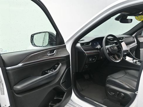 Used 2023 Jeep Grand Cherokee Overland AWD/4WD image 10