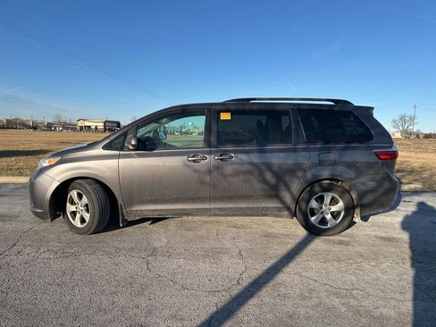 Used 2015 Toyota Sienna LE image 6