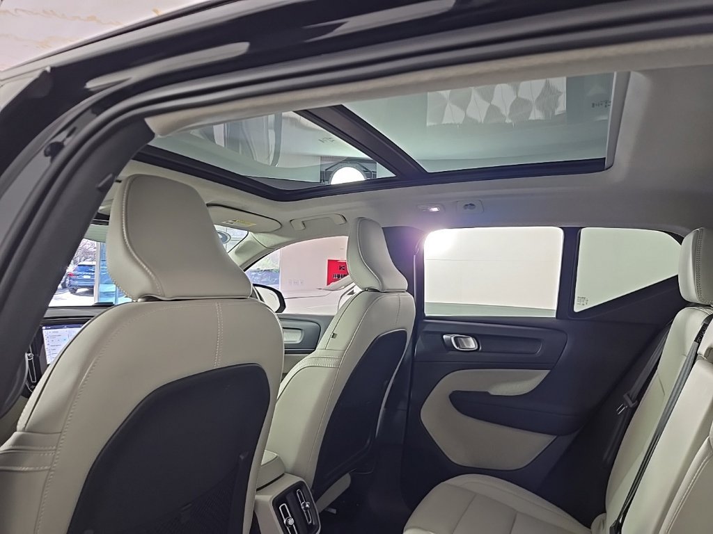 Certified 2025 Volvo XC40 B5 Ultra AWD/4WD image 16