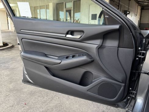 Used 2025 Nissan Altima 2.5 SV FWD image 18