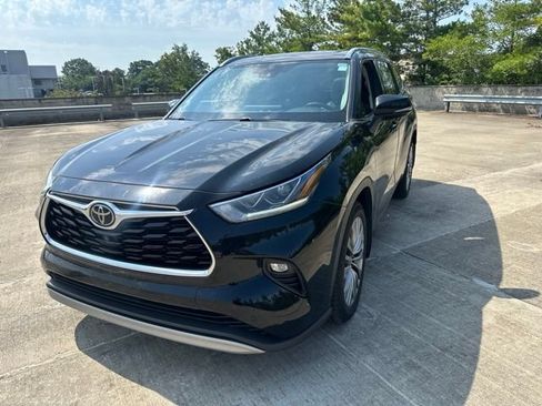 Used 2021 Toyota Highlander Platinum AWD/4WD image 2