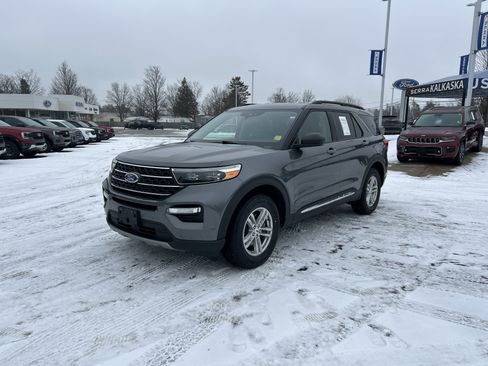 Certified 2022 Ford Explorer XLT w/ Equipment Group 202A image 8