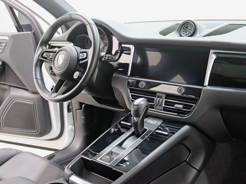 Used 2023 Porsche Macan Turbo image 31