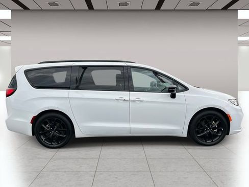 Used 2025 Chrysler Pacifica Limited FWD image 2