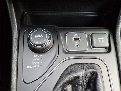 Certified 2020 Jeep Cherokee Latitude Lux w/ Quick Order Package 26H Lux image 19