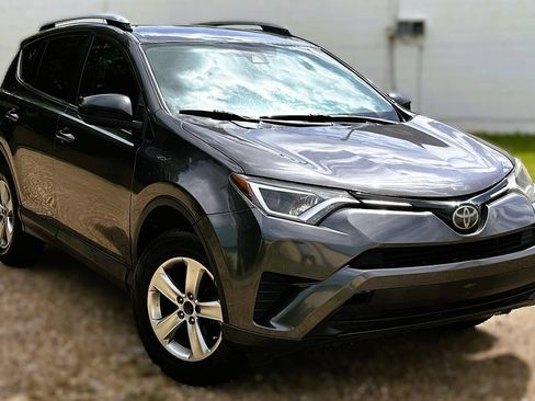 Used 2017 Toyota RAV4 LE FWD image 2