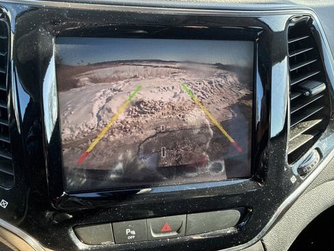 Used 2019 Jeep Cherokee Limited image 34