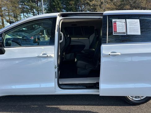 Used 2024 Chrysler Pacifica Touring-L image 20