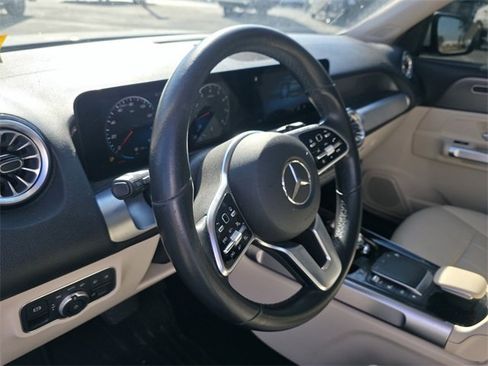 Used 2022 Mercedes-Benz GLB 250 4MATIC image 11