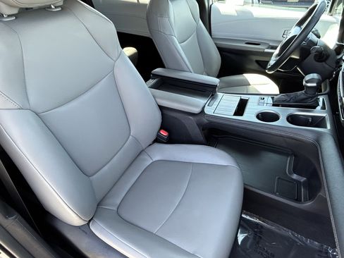 Certified 2025 Toyota Sienna XLE FWD image 11