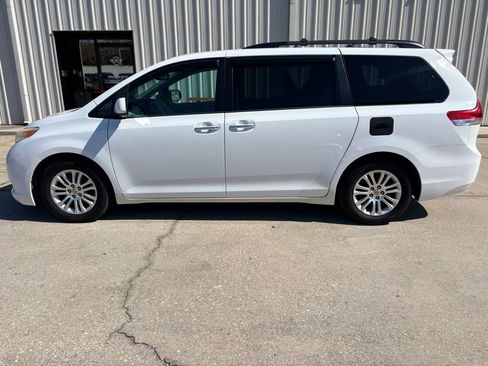 Used 2013 Toyota Sienna XLE image 2