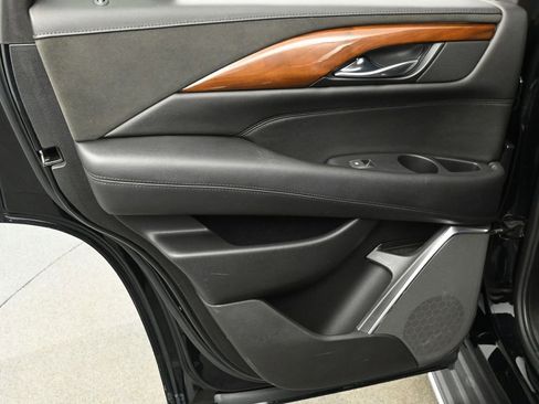 Used 2019 Cadillac Escalade Luxury image 13