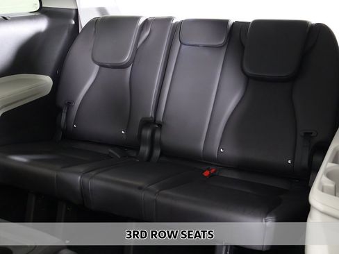 Used 2024 Kia Carnival EX image 8