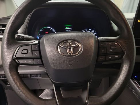 Used 2022 Toyota Sienna LE image 18