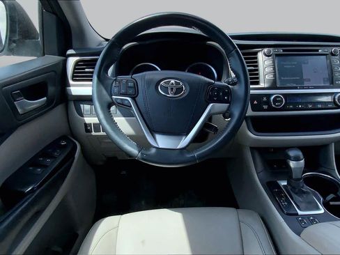 Used 2016 Toyota Highlander XLE FWD image 6