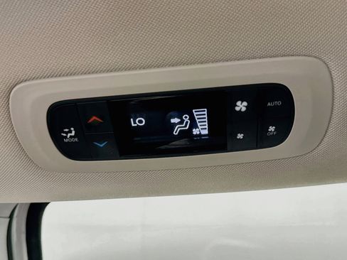 Used 2024 Chrysler Pacifica Limited FWD image 30
