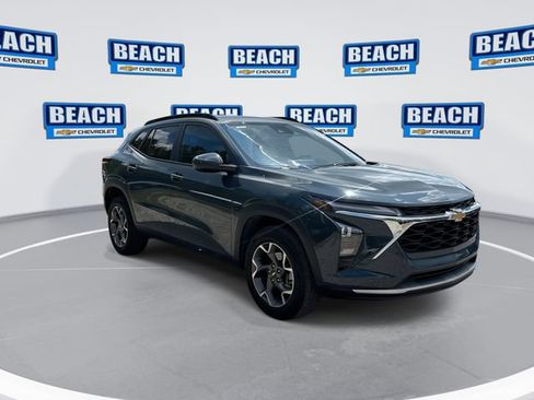 Used 2025 Chevrolet Trax LT FWD image 2