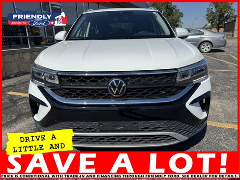 Used 2023 Volkswagen Taos SE image 11