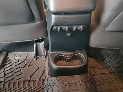 Used 2018 Jeep Wrangler Unlimited Rubicon w/ Connectivity Group image 31