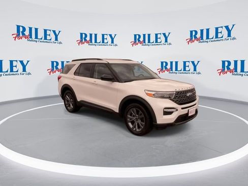 Certified 2022 Ford Explorer XLT w/ Equipment Group 202A AWD/4WD image 4