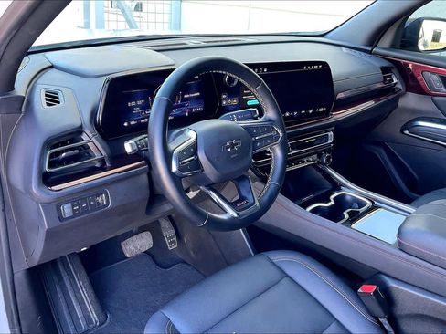 Used 2025 Chevrolet Traverse Z71 image 18