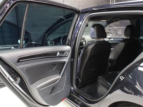 Used 2017 Volkswagen Golf R 4-Door image 27