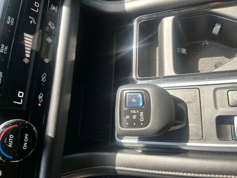 Used 2022 Nissan Pathfinder SV w/ SV Premium Package FWD image 24
