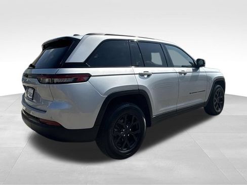 Used 2025 Jeep Grand Cherokee Altitude AWD/4WD image 34