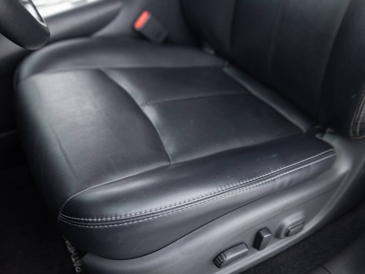 Used 2019 Nissan Pathfinder SL AWD/4WD image 23