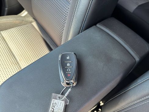 Used 2025 Chevrolet Trax LT w/ LT Convenience Package FWD image 17