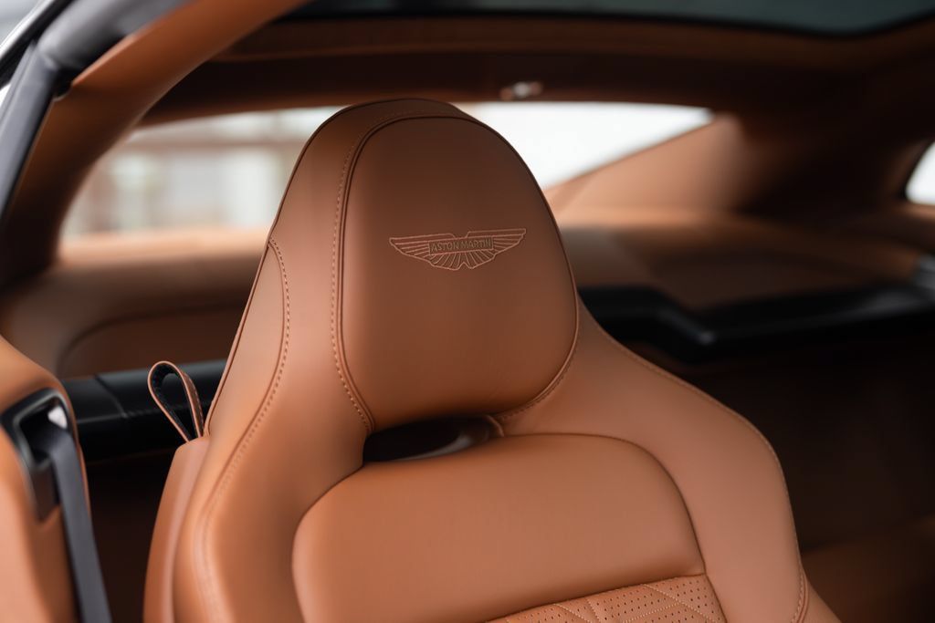Used 2025 Aston Martin Vanquish RWD image 40