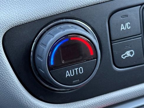 Used 2024 GMC Terrain SLT image 29