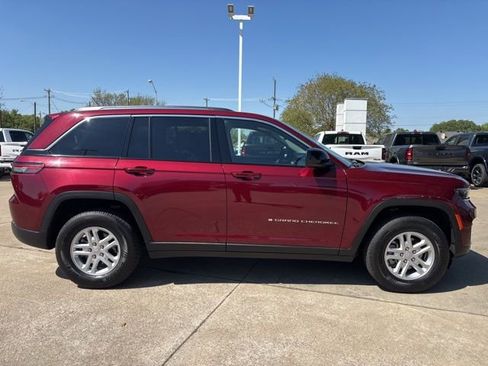 Certified 2023 Jeep Grand Cherokee Laredo image 4