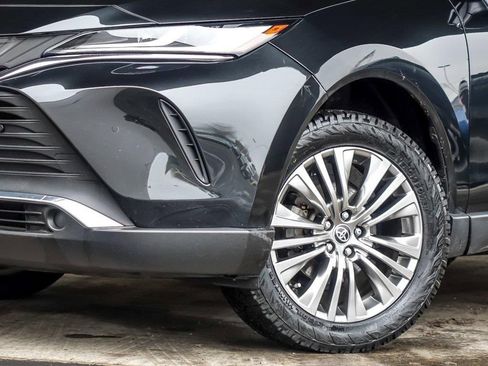 Used 2022 Toyota Venza XLE image 3