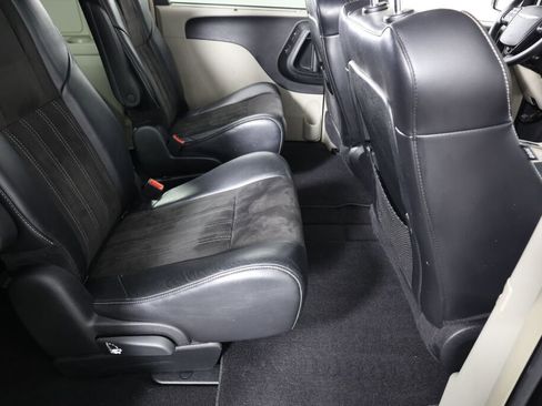 Used 2014 Chrysler Town & Country Touring-L image 21