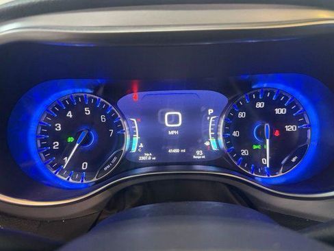 Certified 2025 Chrysler Pacifica Limited FWD image 29